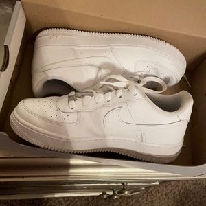 Nike air forces, size 6 in men. worn twice still in good condition!